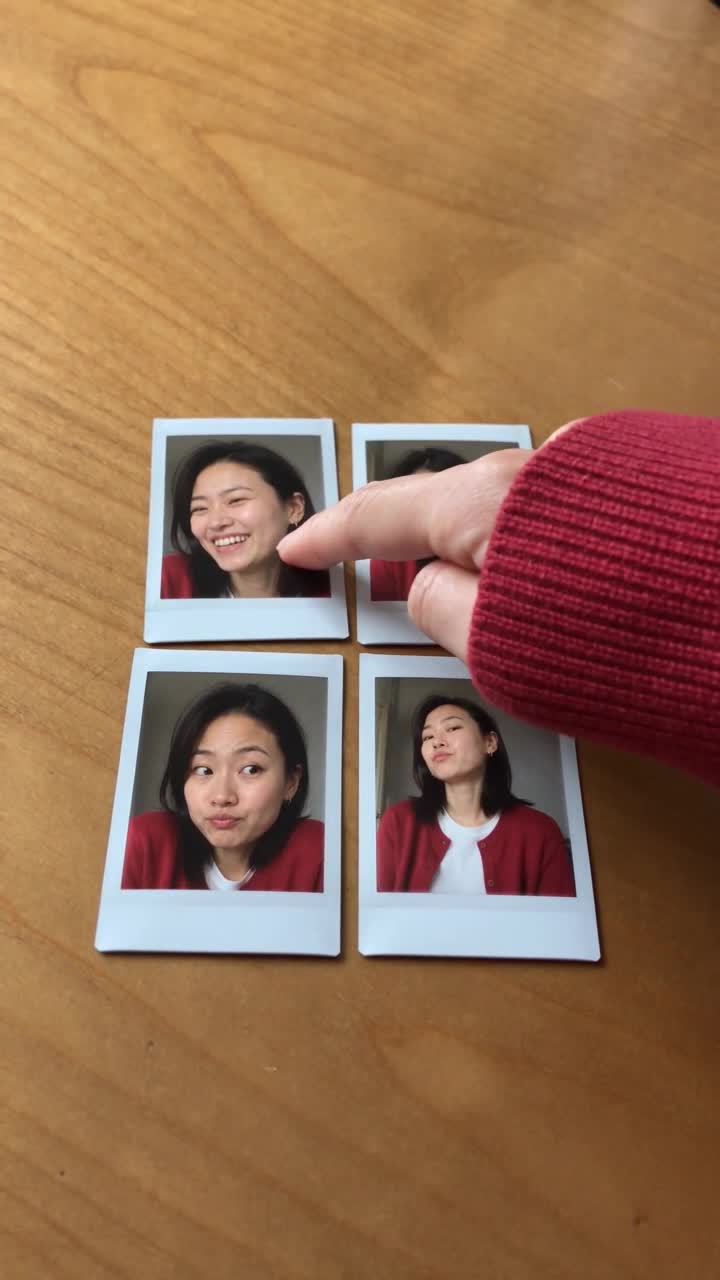 Scène illustrative créée avec l’IA : une main et de petits portraits imprimés sur une table.